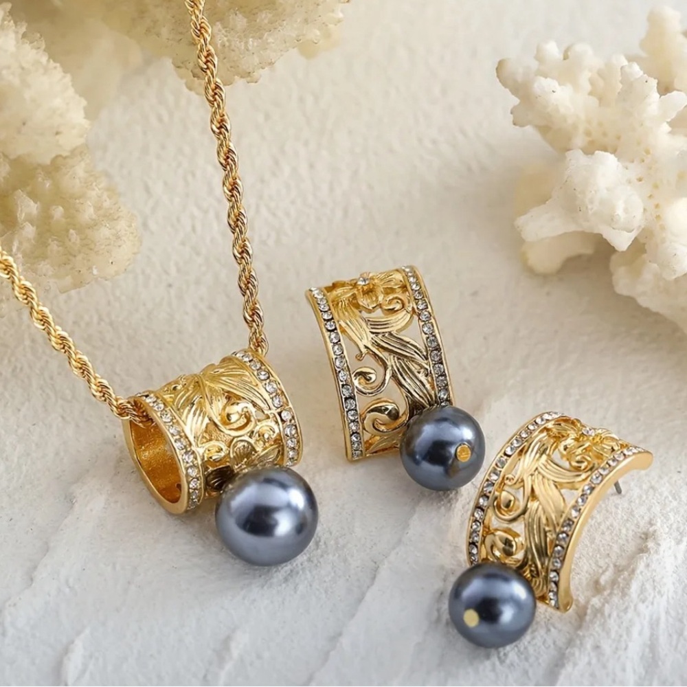 Hawn heirloom scroll design with pearl set